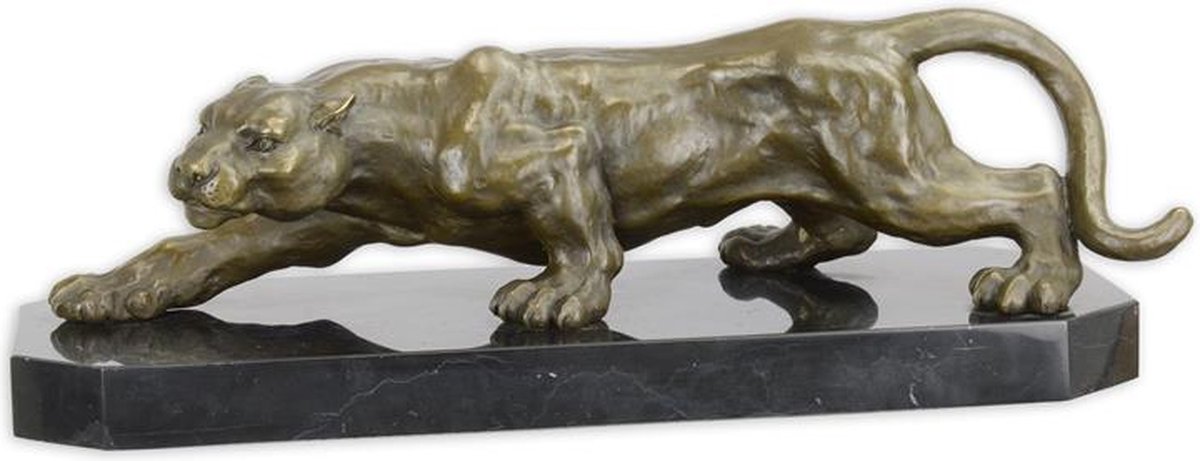 EEN BRONZEN BEELD VAN EEN GEHURKTE PANTER