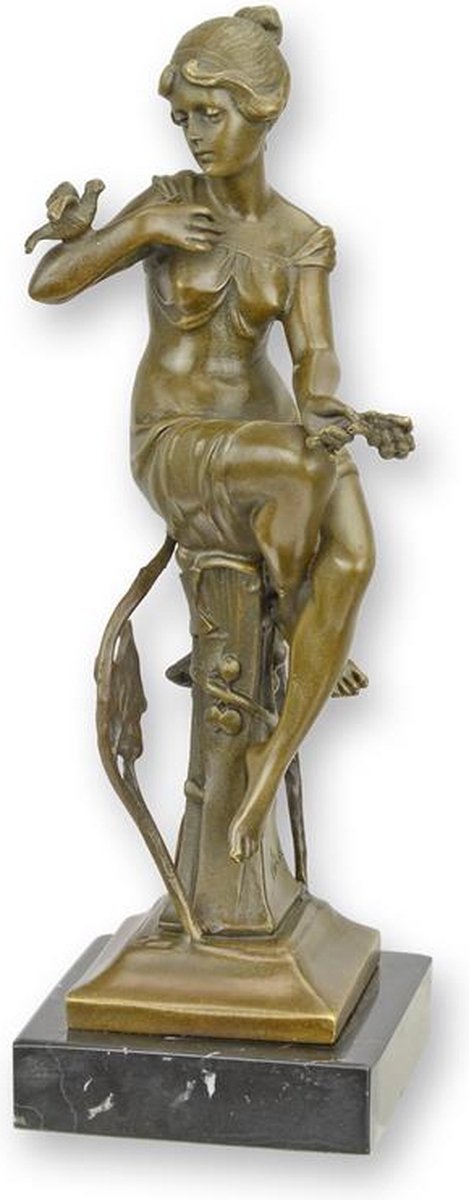 EEN BRONZEN BEELD VAN EEN ZITTENDE DAME