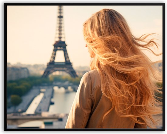 Blonde vrouw met Eiffeltoren fotolijst met glas 50 x 70 cm - Prachtige kwaliteit - Woonkamer - Slaapkamer - Parijs - Frankrijk - Harde lijst - Glazen plaat - inclusief ophangsysteem - Grappige Poster - Foto op hoge kwaliteit uitgeprint