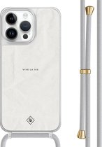 Casimoda® hoesje met grijs koord - Geschikt voor iPhone 13 Pro Max - Vive La Vie - Afneembaar koord - TPU/polycarbonaat - Grijs