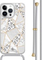 Casimoda® hoesje met grijs koord - Geschikt voor iPhone 13 Pro Max - Stone & Leopard - Afneembaar koord - TPU/polycarbonaat - Grijs