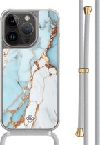 Casimoda® hoesje met grijs koord - Geschikt voor iPhone 13 Pro - Marmer Lichtblauw - Afneembaar koord - TPU/polycarbonaat - Blauw