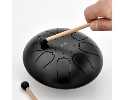 foto van MikaMax Tongue Steel Drum - Handpan - Klankschaal - 8 Noten - Inclusief Drumstokken, Vingerdrums, Carrybag en Muziekboekje - Anti-Slip