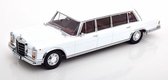 Het 1:18 Diecast-model van de Mercedes-Benz 600 LWB W100 Pullman uit 1964 in wit. De fabrikant van het schaalmodel is KK Scale. Dit model is alleen online verkrijgbaar