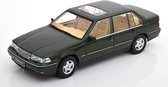 Het 1:18 Diecast-model van de Volvo 960 uit 1996 in Dark Olive Pearl. De fabrikant van het schaalmodel is Triple9. Dit model is alleen online verkrijgbaar