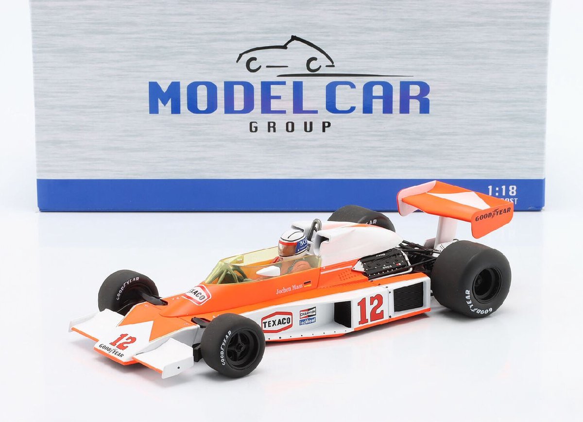 Het 1:18 Diecast model van de McLaren Ford Cosworth M23 Team Marlboro #12 van de Nürburgring GP van 1976. De chauffeur was Jochen Mass. De fabrikant van het schaalmodel is MCG. Dit model is alleen online beschikbaar