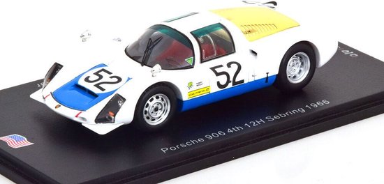 De 1:43 Diecast Modelauto van de Porsche 906 #52 van de 12H Sebring van 1966. De rijders waren J. Buzetta / H. Herrmann en G. Mitter. De fabrikant van het schaalmodel is Spark. Dit model is alleen online verkrijgbaar.