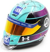 De 1:4 replicahelm van Mick Schumacher van de Miami GP van 2022. De fabrikant van de helm is Schuberth.