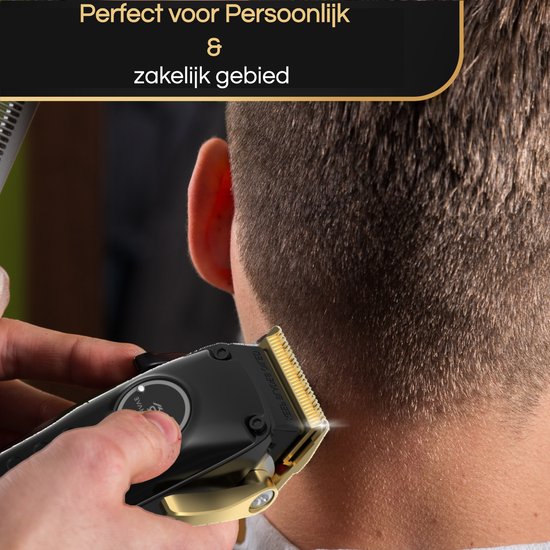 Een hand met een zwarte tondeuse met gouden accenten, die het haar van een man trimt, perfect voor persoonlijk en zakelijk gebruik.