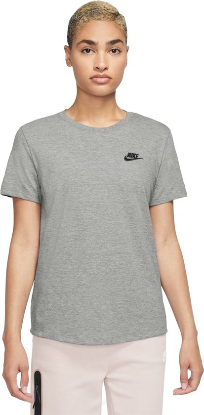 Nike sportswear club essentials t-shirt in de kleur grijs.