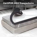 Une couche de mousse à mémoire de forme infusée de gel est soulevée, montrant la certification CertiPUR-US®.