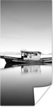 Poster Verlaten boot in het water zwart-wit - 75x150 cm