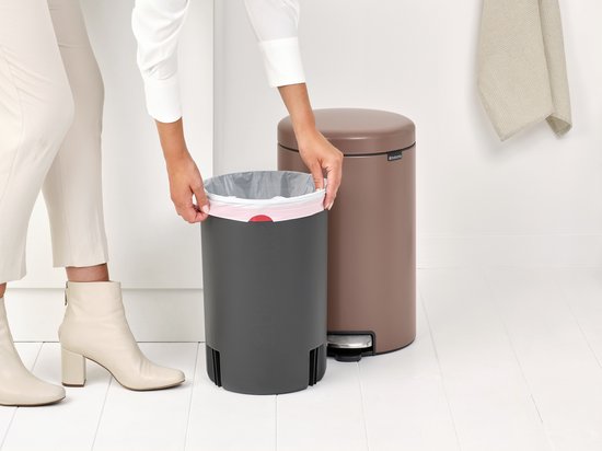 Bruine Brabantia NewIcon prullenbak met metalen trapper.