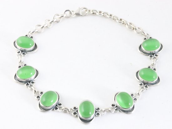 Bewerkte zilveren armband met groene olijf opaal