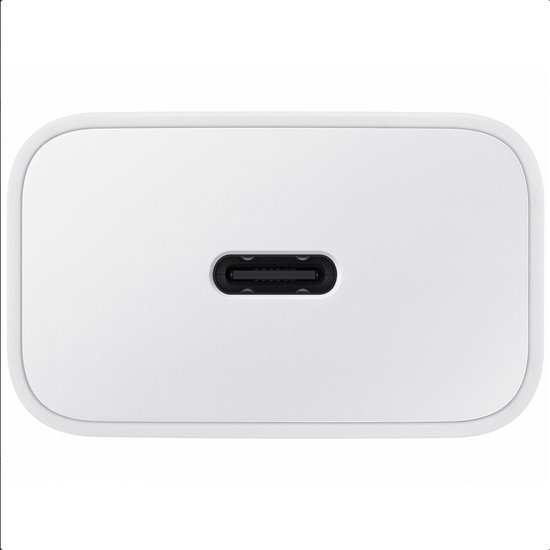 Close-up van de witte Samsung 15W PD Power Adapter met een USB-C poort.