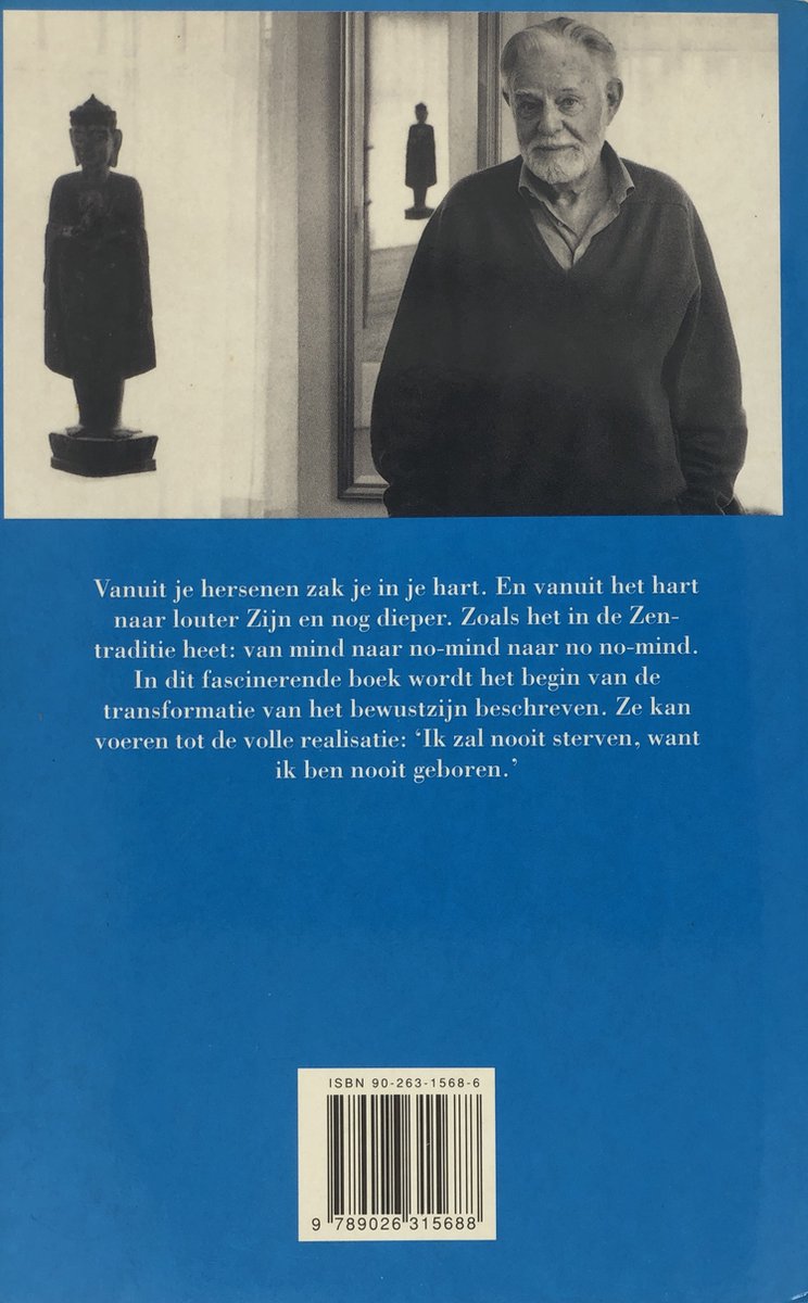 Achterkant van een boek met een foto van een oudere man en een boeddhabeeld. Tekst in het Nederlands.
