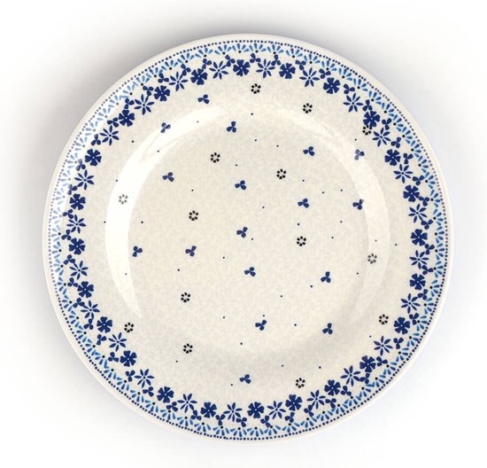 Assiette blanche avec bordure de fleurs bleues et petits trèfles bleus dispersés sur la surface.
