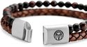 Close-up van een metalen armbandsluiting met een leeuwenlogo, en gevlochten bruin leer.