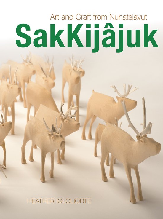 Boekomslag Sakkijâjuk met lichtgekleurde, handgesneden houten rendierfiguren op een witte achtergrond.