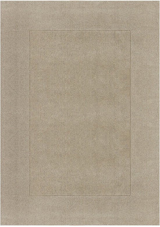 Lichtbeige vloerkleed met een subtiel kader, geïsoleerd op een witte achtergrond.