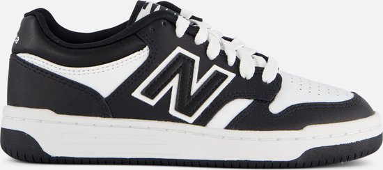Vue latérale d'une sneaker New Balance noire et blanche avec lacets blancs et grand 'N' blanc.