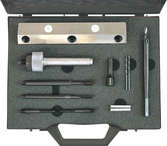 Reparatieset voor gloeibougies in een zwarte koffer met schuimrubberen inleg. Bevat diverse metalen gereedschappen, waaronder boren, een tap en een trekker.