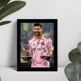 Lionel Messi Art - Signature imprimée - 10 x 15 cm - Dans un cadre Zwart Classique - FC Barcelona - Inter Miami - Paris Saint Germain - Photo encadrée