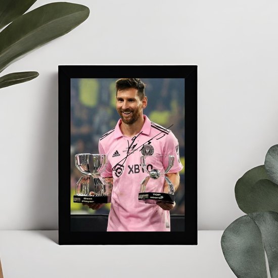 Lionel Messi Kunst - Gedrukte handtekening - 10 x 15 cm - In Klassiek Zwart Frame - FC Barcelona - Inter Miami - Paris Saint Germain - Ingelijste Foto