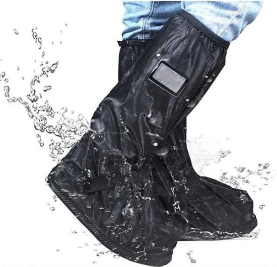 Zwarte, waterdichte overschoenen met ritssluiting en gesp, omringd door spatten.