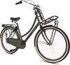 Donkergroene transportfiets met bagagedragers voor en achter, en witte accenten op de banden.