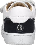 Achterkant van witte leren sneaker met donkerblauwe suède hielkap en een rond logo. Maat 21 op de zool.