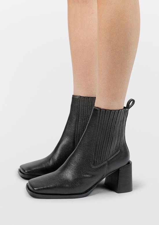 zwarte pump met blokhak