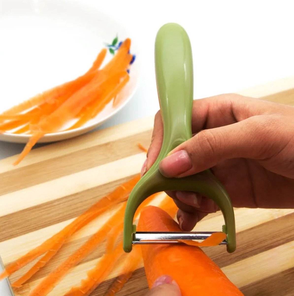 Blauwe kleur, multifunctionele roestvrijstalen groenteschiller, aardappelschiller voor keuken, antislip handvat fruitschiller, Y-vormige dunschiller kant voor peeling