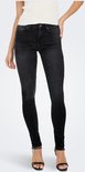 Model in skinny jeans in een donkergrijze wassing met hoge taille en enkellaarsjes.
