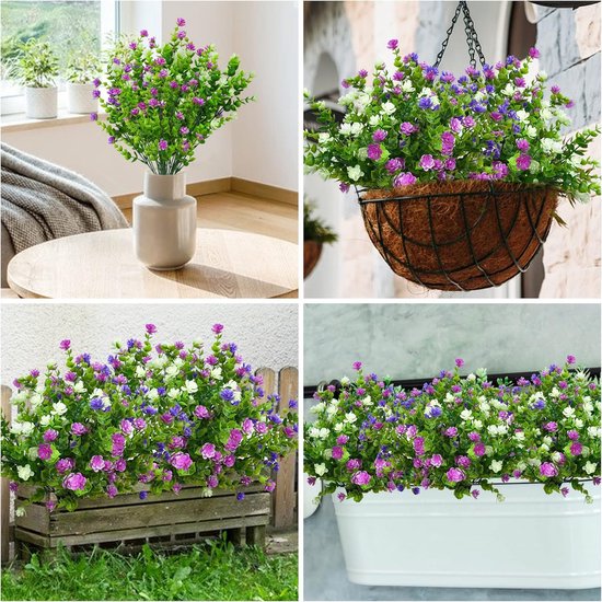 Combinatie van kunstplanten in vazen, hangmanden en bloembakken, met paarse, witte en blauwe bloemen.