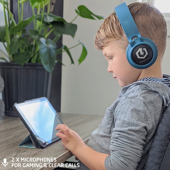 Jongen met blauwe PowerLocus koptelefoon op, kijkt naar tablet. 2 microfoons voor gamen & bellen.