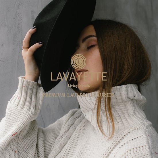 Mannequin portant un pull blanc à col roulé et un chapeau noir, avec logo Lavayette.