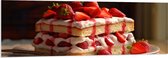 PVC Schuimplaat - Eten - Cake - Fruit - Aardbeien - Bord - Lepel - 150x50 cm Foto op PVC Schuimplaat (Met Ophangsysteem)