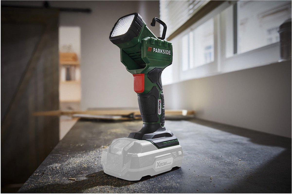 VARTA Lampe de Travail LED incl. 6x piles AA, Indestructible BL20 Pro, lumière de chantier, 2