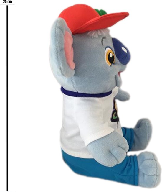 Zijaanzicht lichtblauwe pluche koala met rode pet, witte T-shirt met 'K'-logo en blauwe broek, 25 cm hoog.