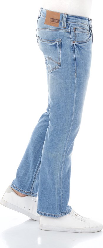 Zijaanzicht van een lichtblauwe Mustang bootcut jeans met leren taillelabel.