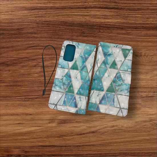 Openklapbaar telefoonhoesje met marmer patroon en polsbandje. De hoes is wit, groen en blauw met driehoeken.