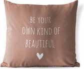 Buitenkussen - Engelse quote "Be your own kind of beautiful" met een hartje tegen een bruine achtergrond - 45x45 cm - Weerbestendig