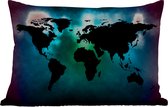 Buitenkussens - Tuin - Zwarte wereldkaart op donkere achtergrond met noorderlicht kleuren - 50x30 cm