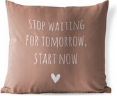 Buitenkussen - Engelse quote "Stop waiting for tomorrow, start now" met een hartje tegen een bruine achtergrond - 45x45 cm - Weerbestendig