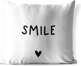 Sierkussen d'extérieur - Citation anglaise "Smile" sur fond blanc - 60x60 cm - Résistant aux intempéries
