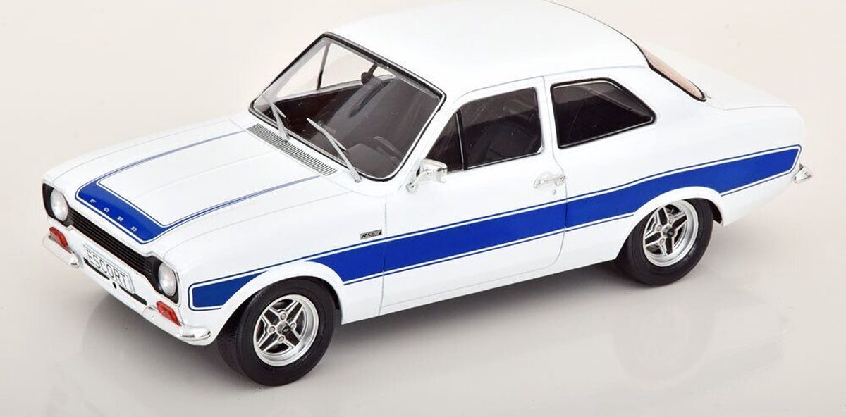 Het 1:18 gegoten model van de Ford Escort MKI Mexico uit 1973 in wit. De fabrikant van het schaalmodel is MCG. Dit model is alleen online verkrijgbaar