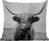 Buitenkussen - Dieren - Schotse hooglander - Koe - Zwart - Wit - 45x45 cm - Weerbestendig