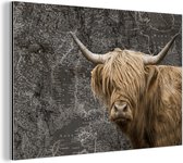 Wanddecoratie Metaal - Aluminium Schilderij Industrieel - Schotse hooglander - Wereldkaart - Koe - 120x80 cm - Dibond - Foto op aluminium - Industriële muurdecoratie - Voor de woonkamer/slaapkamer