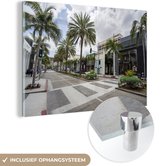 MuchoWow® Glasschilderij 60x40 cm - Schilderij acrylglas - Palmbomen in Rodeo Drive in Beverly Hills in de Verenigde Staten - Foto op glas - Schilderijen